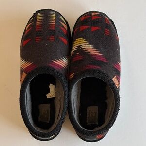 Ugg Slip on Aztec fabric slippers. Men’s sz 11